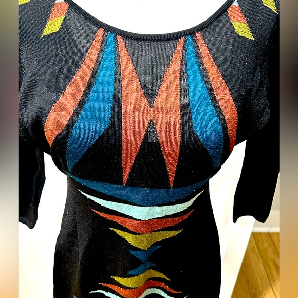 NWT Bar lll Metallic Print Tribal Design Knit 3/4 Sleeve Dress with Low Cut Back - Picture 2 of 7